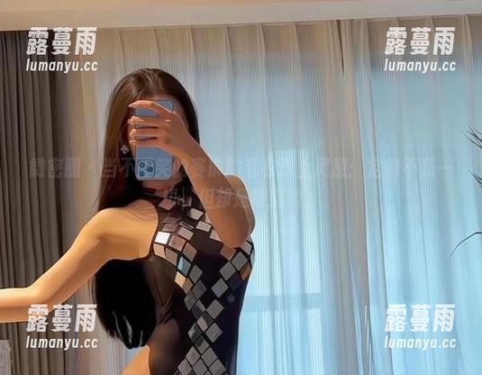 微密圈 - 当不爱笑的赛琳的毛衣遇上灵感：定制不是一切，但却是特别的。