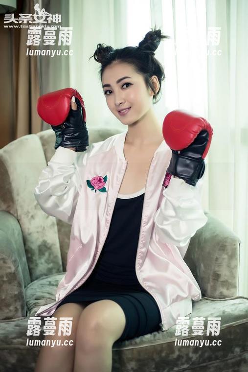 头条女神-杨曼妮 头条女神 - 杨曼妮的在线写真清纯得不得了,随便一张都能拿来做壁纸呀