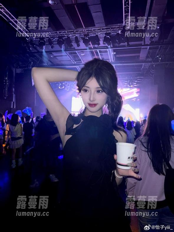 怡子yiii的图册里，紫蔷薇cos你根本想不到的样子，冲着这个我都想收藏了！