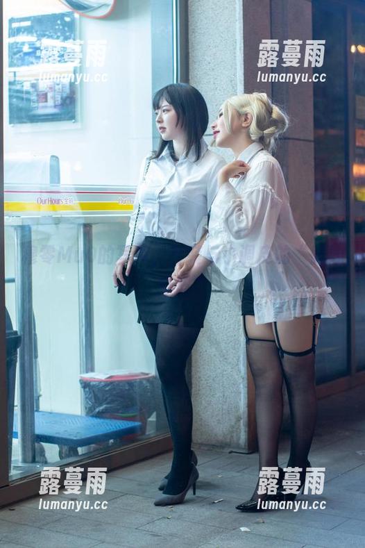 穆零Mu0 穆零Mu0的写真,套装与小调皮的“微妙扯皮”
