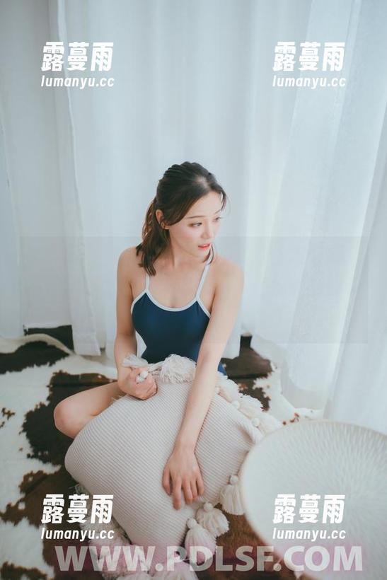 轰趴猫-苏小暖 轰趴猫 - 苏小暖教室原图,她注定是那个不按常理出牌的“老师”,连拍照都要带点俏皮。